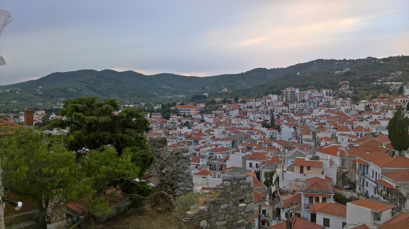 Pogled sa zidina na grad Skopelos