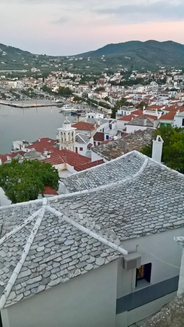 Pogled sa zidina na grad Skopelos